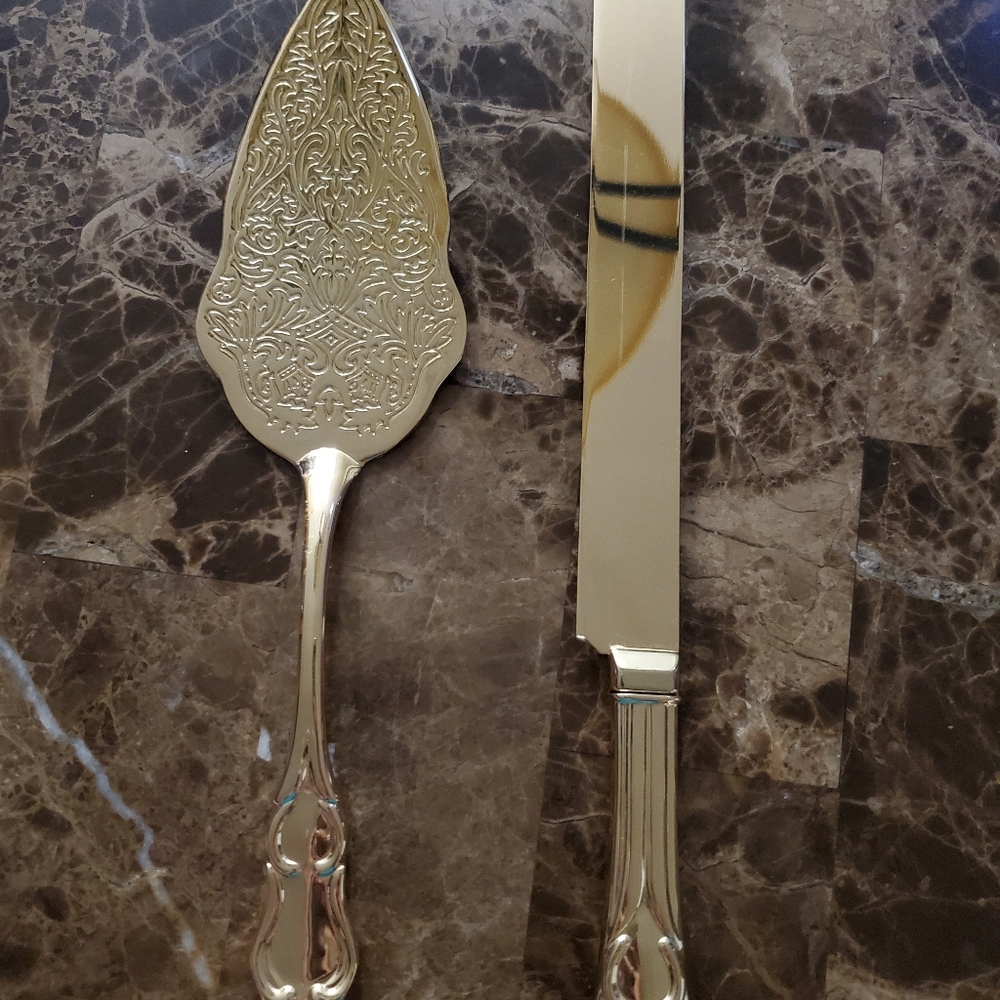 Wedding cake server set